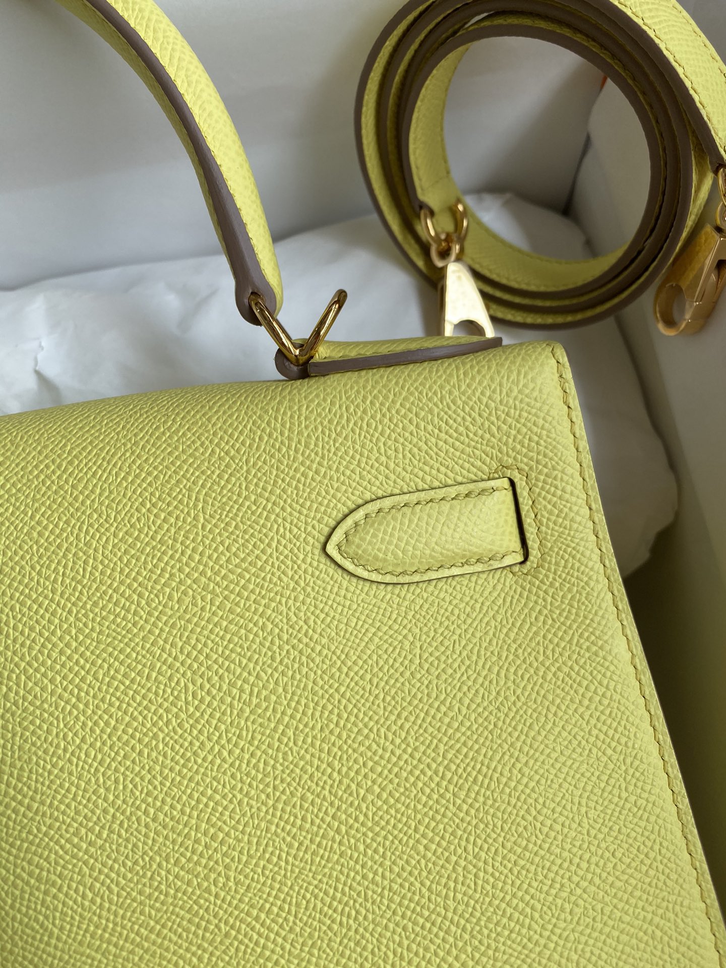 Hermes Kelly 28cm Handbag Shoulder Bag in Jaune Poussin Epsom Leather